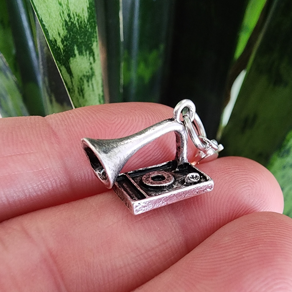 5/$25 Music Lover Charm Retro Gramophone Phonogram Vintage Record Player Charm